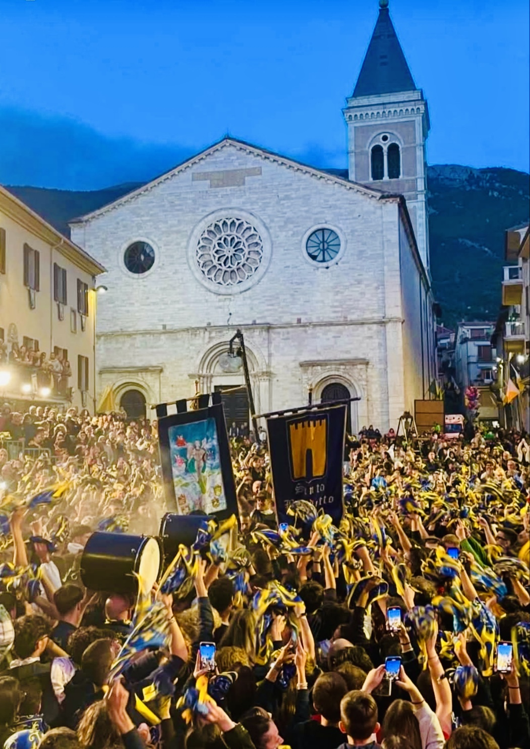 Sotto il rosone di San Benedetto