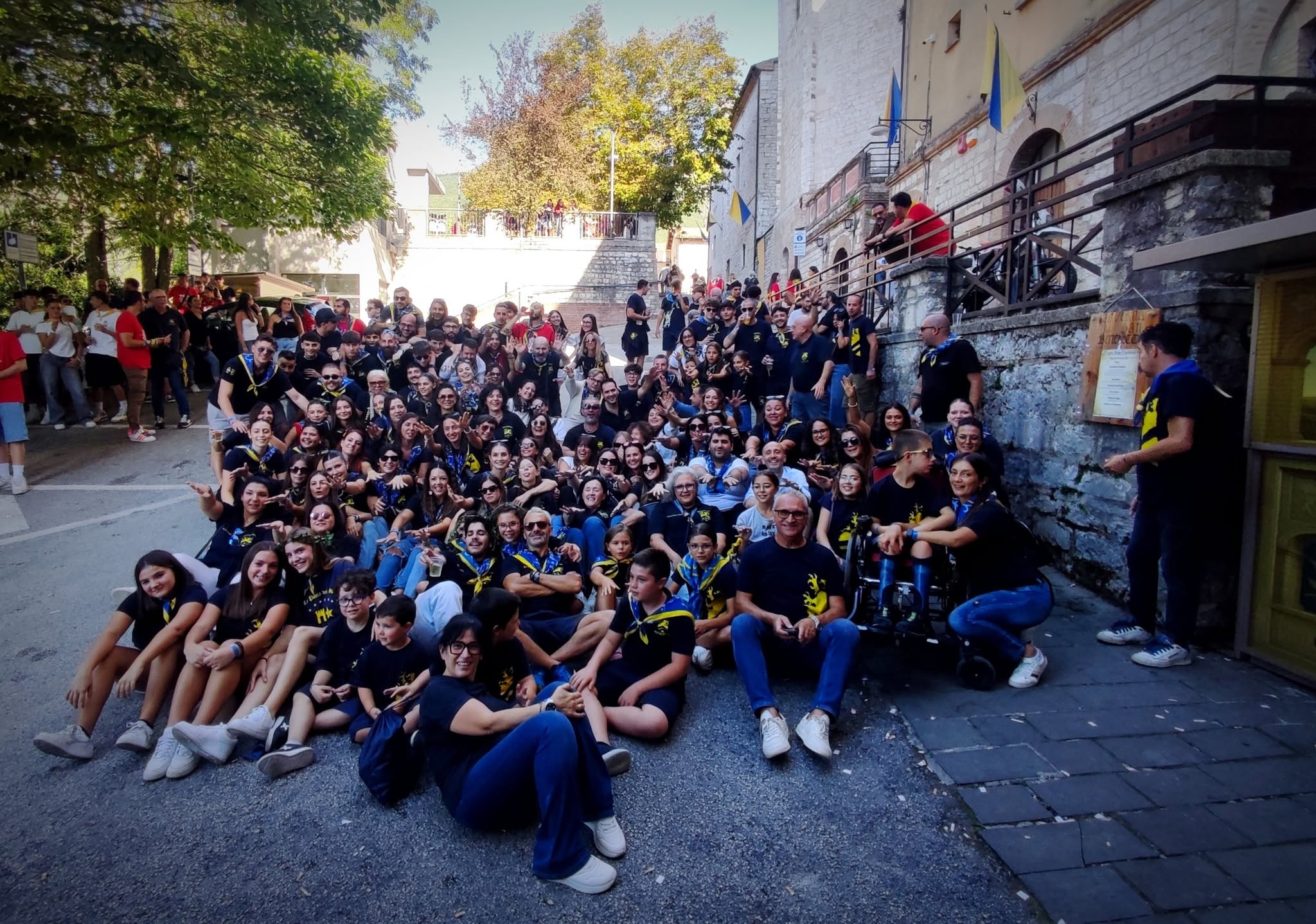 La comunità di Porta San Benedetto riunita sotto le bandiere gialloblù