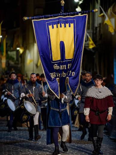 Il gonfalone in corteo