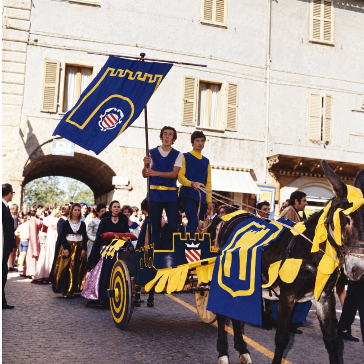 Fotografia storica del carretto e del corteo gialloblù